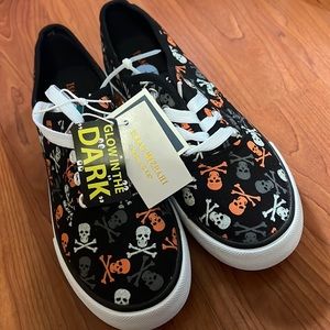 New Isaac Mizrahi Skulls Glow in the Dark Sneakers Size 7.5